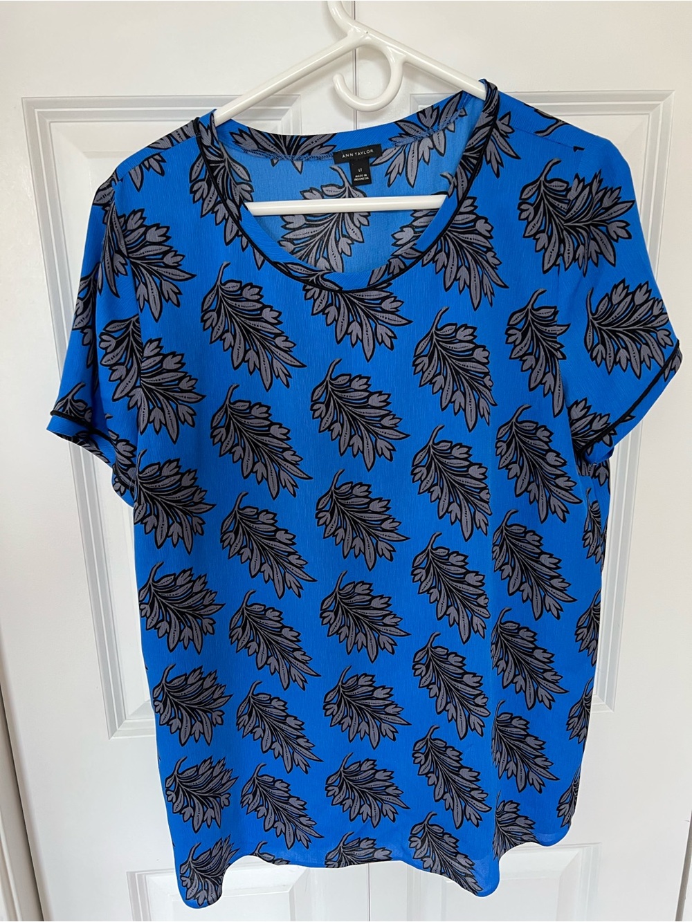 Ann Taylor Bright Blue Short Sleeve Top with Black Leaf Motif Size L Tall
